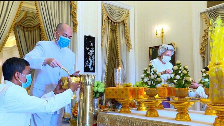 ព្រះបាទសម្ដេចព្រះបរមនាថ នរោត្តម សីហមុនី ព្រះមហាក្សត្រ និងសម្តេចព្រះមហាក្សត្រី ស្ដេចយាងជាព្រះរាជាធិបតី ក្នុងព្រះរាជពិធីសិតទៀនវស្សា នៅព្រះបរមរាជវាំង