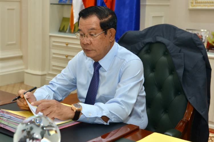 ប្រមុខរាជរដ្ឋាភិបាលកម្ពុជាចេញអនុក្រឹត្យបញ្ចប់មុខតំណែងទីប្រឹក្សា ជំនួយការ លេខាធិការ និងមន្ត្រីមានឋានៈស្មើនៅក្រសួងចំនួន៤