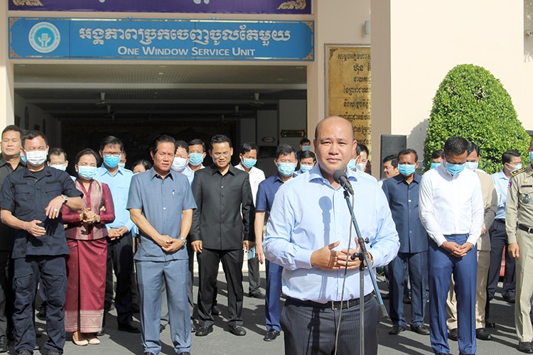 ឯកឧត្តម ហ៊ុន ម៉ានី និងឯកឧត្តម ឃួង ស្រេង បានអញ្ជើញជួបសំណេះសំណាល និងចែកអំណោយ ជូនដល់ប្រជាការពារភូមិ ក្នុងខណ្ឌទាំង១៤ នៃរាជធានីភ្នំពេញ