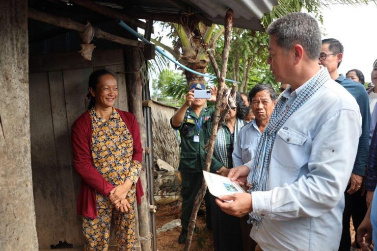 ស្រុកព្រៃនប់៖ ប់ឯកឧត្តម គួច ចំរើន សំណេះសំណាលជាមួយប្រជាពលរដ្ឋក្រីក្រ ១៥គ្រួសាររងផលប៉ះពាល់ដោយសារជំងឺCovid-១៩