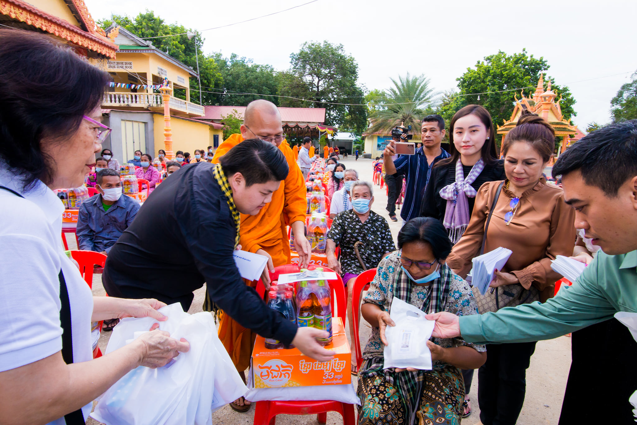 ខេត្តកំពង់ស្ពឺ៖លោកឧកញ៉ា ឌួង ឆាយ និងលោកជំទាវ រួមជាមួយ ព្រះ​អង្គ​ គូ​ សុភាព និងក្រុមការងារបាន​ចុះ​ចែក​អំណោយ​ដល់ពុកម៉ែ ​បង​ប្អូន​ដែល​រងគ្រោះ​ដោយ​ទឹក​ជំនន់​ចំនួន​ 500 គ្រួសារ និង 75គ្រួសារផ្សេងទៀត